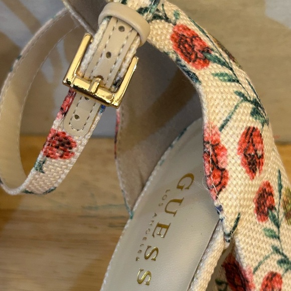 Guess Floral Print High Heels With A Slingback And a Platform Sole. - Picture 4 of 11